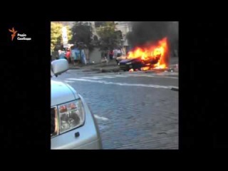 Палаючий автомобіль, в якому був Шеремет, після cмертельного вибуху