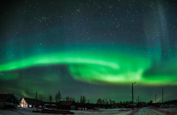 Фото: Красочное полярное сияние над Ижемским районом Республики Коми (28-29 марта 2017)<br><br>Длительный период магнитных бурь с 28 марта по 5 апреля <br> <br>В конце марта нас ожидают сильные магнитные бури, которые затянутся до апреля. У метеозависимых людей может наблюдаться упадок сил и обострения хронических заболеваний. <br> <br>Солнце выбрасывает переизбыток заряженной энергии, которая летит на невероятно огромной скорости и через некоторый промежуток времени достигает Земли. Встретившись с земным электромагнитным полем, заряженные солнечные ветры образуют геомагнитную бурю. От ее последствий страдают люди, наиболее подверженные этой силе. В некоторых местах наблюдаются полярные сияния, нарушаются радиосигналы. <br>Геомагнитное поле будет возмущенно в период с 28 марта по 2 апреля. Влияние солнечных ветров способно доставить массу неудобств тем, кто особо чувствителен к перемене погоды. На магнитные колебания реагируют люди с недостатком кислорода в крови, с болезнями сердца. Также влияние бури затрагивает беременных, младенцев, подростков, пожилых людей. <br> <br>Особенности предстоящей магнитной бури <br>Предстоящие магнитные бури будут практически всю неделю, что очень сильно отразится на всех жизненных процессах. Обычно это явление протекает один день, а для текущей недели характерно пять вспышек. Очень продолжительный период, который принесет немало дискомфорта. Следует запастись терпением и беречь внутренние силы, чтобы пережить магнитные колебания. <br> <br>28 и 29 марта ожидаются магнитные бури, превышающие второй уровень интенсивности. Это средний показатель в допустимой норме. Солнечный ветер устраивает борьбу с магнитным полем Земли, а это сильный стресс для вашего организма. Чем больше у вас наблюдается хронических заболеваний, тем резче действие бури. У некоторых людей здоровье ухудшается за несколько дней до магнитной вспышки, другие же страдают от влияния Солнца именно в эти дни, либо в последующие. <br>30 и 31 марта влияние солнечных потоков энергии снизится. Сила бури опуститься до первого уровня. Это не прогнозирует резкого ухудшения здоровья. Рисковать не стоит, но лучше оградить себя от физических нагрузок. <br>1 апреля ситуация улучшится, магнитной бури не ожидается. Метеозависимые люди смогут передохнуть от дискомфорта и головных болей. Однако 2 апреля прогнозируется небольшая вспышка солнечной энергии. Магнитное колебание будет стабильным, что не сильно отразится на вашем здоровье. Возможна общая слабость в организме и сонливость. <br> <br>Как пережить эти бури <br>Примите меры по защите своего здоровья в этот нелегкий период. Желательно предотвратить переутомление и стрессы: для этого можно попробовать практику с биоритмами. Следует включить в рацион полезную пищу, пить больше жидкости. Людям, которые постоянно страдают от магнитных бурь, необходимо запастись лекарственными препаратами и побольше гулять и спать. <br>Нам не под силу уменьшить влияние магнитных бурь на наш организм. Но мы можем узнать, когда ожидать геомагнитных вспышек, и защитить себя от воздействия солнечной энергии. В наших силах вести здоровый образ жизни, следить за своим здоровьем, предотвращать переутомление в эти дни.<br><br> #Сестрорецк. #зима #красота #безфильтров <br>#закатнафинском #финскийзалив #спб #сестрорецк #ТипичныйСестрорецк #Сестрик #Курорт #Курортный район #Санкт Петербург #Кронштадт #Зеленогорск Комарово #Ольгино #Выборг #Рощино #Пушкин #СПБ #спб #Ленинградская область #Сестрик #Курорт #Разлив #Тарховка #Лисий нос #Выборг #Пушкин #спб #Гатчина #Тихвин #Тосно #Токсово #Финский залив #Петродворец #Ленинград #Россия #Типичныйгород #Новости #Обсуждения #Объявления #Отдых #Работа #Реклама #Общение #Группа <br>@ Побережье Финского Залива, Сестрорецк