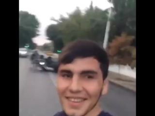 Попавший в аварию под Патимейкер дагестанец первым делом снял селфи на фоне перевернутых Жигулей (#NR)