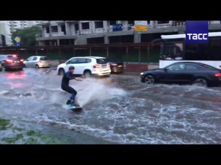 На вейкборде по затопленным улицам Москвы