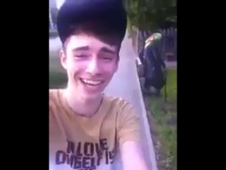 Он просто хотел селфи с бабулей