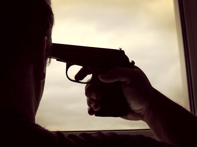 С пистолетом у виска картинки