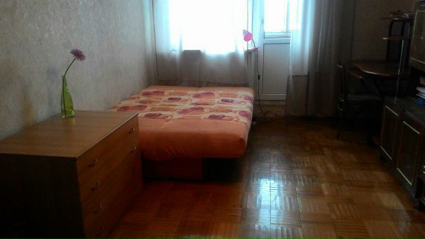 Фото: Сдаётся изолированная комната в большой трехкомнатной квартире. СТРОГО для ОДНОЙ ДЕВУШКИ - от 24 лет, чистоплотной, с постоянной работой, без в/п и животных. <br>В соседях 2 девушки. <br>В комнате из мебели: большой шкаф, двухспальный диван, компьютерный стол, комод Также есть балкон, которым пользуется только жилец комнаты. <br>Есть вся необходимая техника: холодильник, стиральная машинка, микроволновка, все столовые приборы. <br>Зеленый спокойный район, рядом есть большой супермаркет Атак, парк и пляж. <br>Дом находится в 10 минутах на автобусе от м. Речной вокзал, Прибрежный проезд, 4. Оплата 15000, депозит, 500 к.у