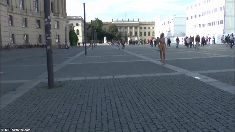 Paris Nude in Public 4