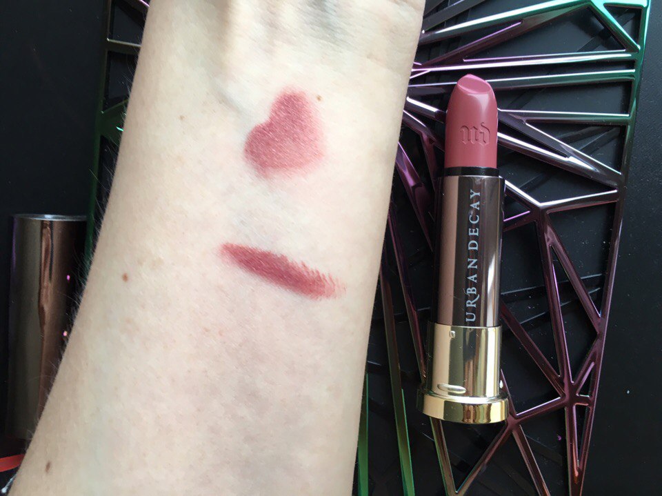 VICE от Urban Decay свотчи Temper и Ravenswood