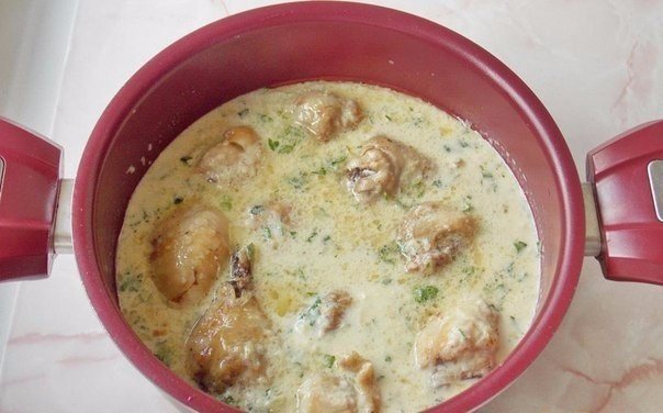Курица в сметане с луком 