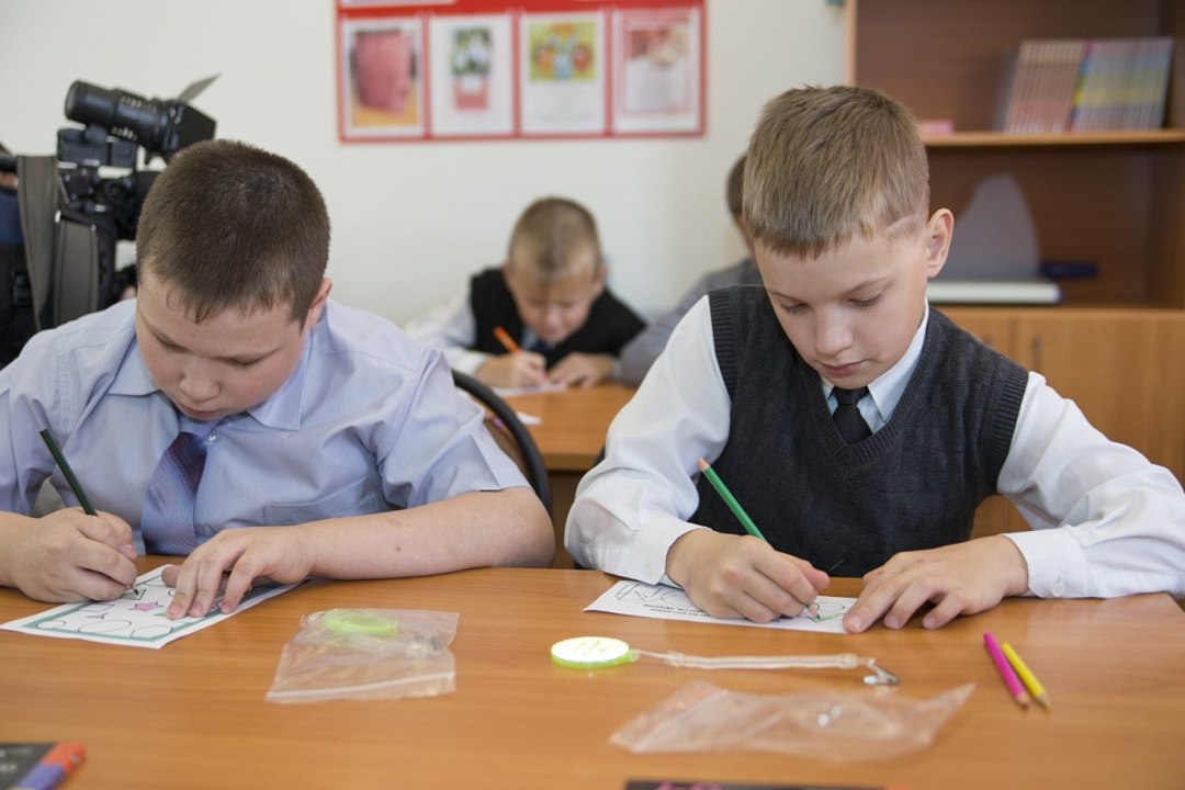 Ученик четвертого класса общеобразовательной школы захар любит петь и рисовать