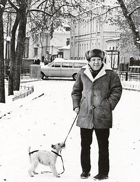 Юрий Никулин с собакой на прогулке, 1970-е.