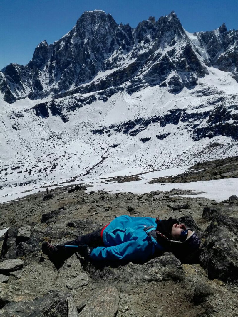 эверест замерзшие альпинисты. эверест гора замерзшие альпинисты. трупы в горах. трупы в горах. кладбище альпинистов эверест 2021.