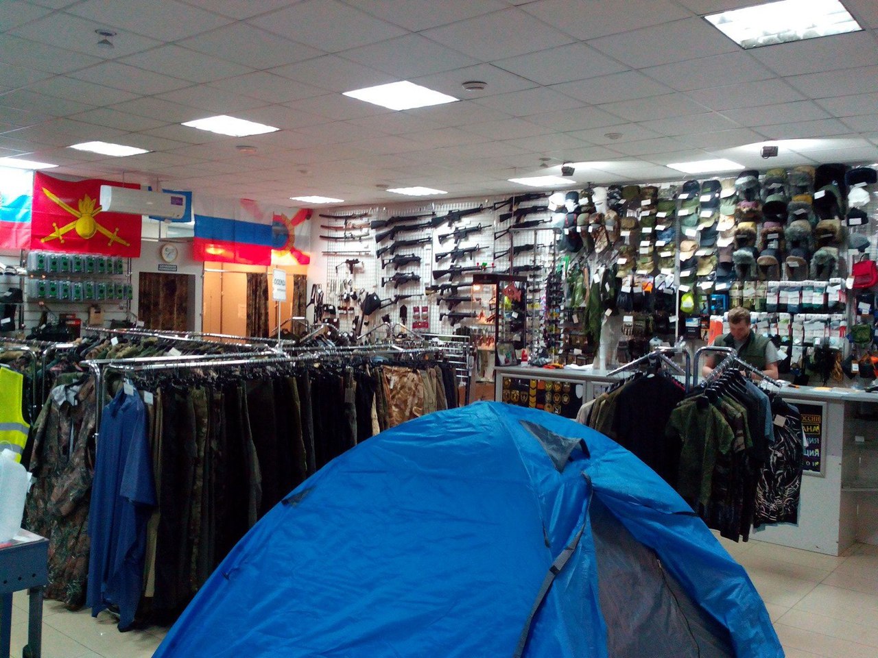 выкладка спецодежды в магазине. магазин сплав в старом осколе. арбат старый оскол магазины. олд президент клаб старый оскол одежда. спортивные магазины старый оскол.