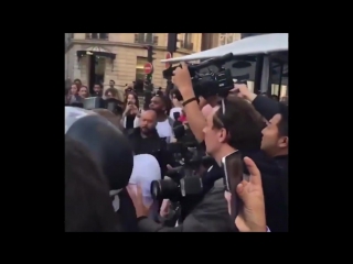 Ким Кардашьян целуют в зад