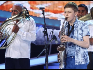 Matteo Mihali cântă la saxofon alături de fanfara 10 Prăjini, în Finala de Popularitate Next Star