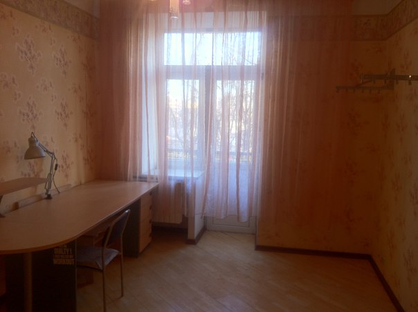 СДАЕТСЯ КОМНАТА <br>В квартире живу я один и ищу соседа/ку.Сдается комната в просторной 3-комнатной квартире для ОДНОГО человека в 7 минутах пешком от м.Войковская. Две комнаты изолированные (в одной живу я - мне 28 лет, работаю в рекламе), одна проходная (хол).На фото - проходная комната (хол) и комната, которая сдается. В комнате есть все необходимое: кровать, письменный стол, шкаф, есть выход на балкон. Это сталинка, высота потолков 3м.Сдается на длительный срок. Рядом ТЦ Метрополиc и много магазинов, а также 3 замечательных парка(особенно Покровское-Стрешнево с прудами, прокатом велосипедов и т.д.).Предложение для того, кто хочет жить в хорошем районе и хорошей квартире за 26 т р. Квартира большая(80м2) и между комнатами хол, так что 2 человека спокойно с комфортом могут проживать и не беспокоить друг друга.Звоните.Меня зовут Алексей. Депозит разбивается. <br>Телефон +7(906)034-41-29<br>Этаж: 4 / 9 <br>Общая площадь: 80 м2 <br>Всего комнат: 3 <br>Площадь комнат: 20 м2 <br>Тип комнаты: изолированная <br>Площадь комнаты: 20 м2 <br>Площадь кухни: 16 м2 <br>Раздельных санузлов: 1 <br>Балкон: есть балкон / есть лоджия <br>Ремонт: евроремонт <br>Тип дома: кирпичный <br>В квартире имеется: <br> кухонная мебель жилая мебель холодильник телевизор стиральная машина балкон лоджия интернет ванна<br>Телефон +7(906)034-41-29 - фото Фото: СДАЕТСЯ КОМНАТА <br>В квартире живу я один и ищу соседа/ку.Сдается комната в просторной 3-комнатной квартире для ОДНОГО человека в 7 минутах пешком от м.Войковская. Две комнаты изолированные (в одной живу я - мне 28 лет, работаю в рекламе), одна проходная (хол).На фото - проходная комната (хол) и комната, которая сдается. В комнате есть все необходимое: кровать, письменный стол, шкаф, есть выход на балкон. Это сталинка, высота потолков 3м.Сдается на длительный срок. Рядом ТЦ Метрополиc и много магазинов, а также 3 замечательных парка(особенно Покровское-Стрешнево с прудами, прокатом велосипедов и т.д.).Предложение для того, кто хочет жить в хорошем районе и хорошей квартире за 26 т р. Квартира большая(80м2) и между комнатами хол, так что 2 человека спокойно с комфортом могут проживать и не беспокоить друг друга.Звоните.Меня зовут Алексей. Депозит разбивается. <br>Телефон +7(906)034-41-29<br>Этаж: 4 / 9 <br>Общая площадь: 80 м2 <br>Всего комнат: 3 <br>Площадь комнат: 20 м2 <br>Тип комнаты: изолированная <br>Площадь комнаты: 20 м2 <br>Площадь кухни: 16 м2 <br>Раздельных санузлов: 1 <br>Балкон: есть балкон / есть лоджия <br>Ремонт: евроремонт <br>Тип дома: кирпичный <br>В квартире имеется: <br> кухонная мебель жилая мебель холодильник телевизор стиральная машина балкон лоджия интернет ванна<br>Телефон +7(906)034-41-29