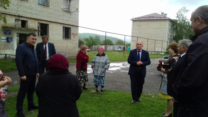 Министр строительства и ЖКХ КЧР встретился с жителями ул. Карбышева ст. Зеленчукской