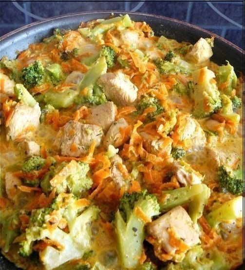 Курица с брокколи и морковью, тушеная в сливках 