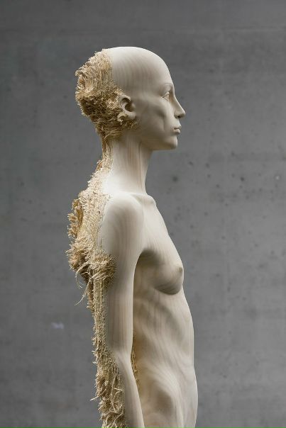 Итальянский скульптор Aron Demetz использует дерево для создания человеческих фигур. По мнению самого автора дерево является идеальным материалом для того чтобы передать ту гармонию и конфликты, которые существуют между человеком и природой. Представленные работы не только отражают человеческие эмоции, но и являются источником взаимодействия между человеком и его окружающим миром. А раздельный контраст между гладкой отшлифованной поверхностью и необработанной древесиной показывают всем нам, насколько данная гармония может приносить как пользу, так и вред человеческому организму. 