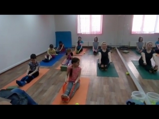Открытые уроки на Дубравной продолжаются! Презентуем вам занятие #детскаяйога с использованием оборудования - для укрепления мыш