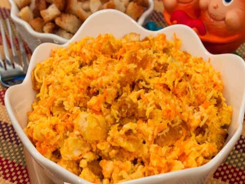 Салат с сухариками, сыром и морковкой. Ингредиенты 
