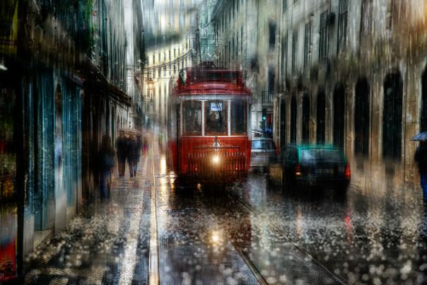 Эдуард Гордеев (Eduard Gordeev) – талантливый фотограф из Санкт-Петербурга, которому принадлежит ряд художественных фотографий с городскими пейзажами и дождём. Атмосферные изображения фотографа больше всего впечатляют эффектом акриловых картин. Промокший город в уличных фотографиях не только залит дождём, но и, кажется, пронизан мистикой.