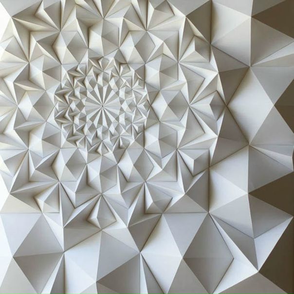 Matt Shlian складывает из бумаги фигуры, имеющие безумно сложную рельефную поверхность. Его работа – это нечто среднее между наукой и искусством. Автор признается, что в школе отставал по алгебре – однако все расчеты для бумажных скульптур он делает вручную. Многие его работы имеют размер в несколько метров.