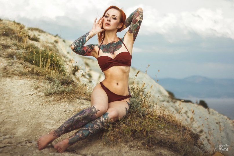 Woman belly outdoor redhead