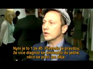 Hollywoodský herec Rob Schneider argumentuje proti povinnému očkování (CZ titulky)