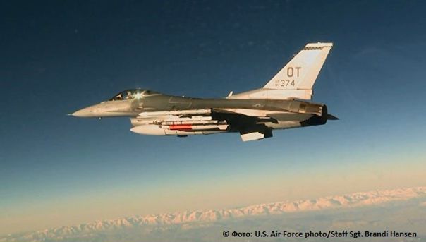 США впервые испытали термоядерную бомбу B61-12 с помощью истребителя F-16: 