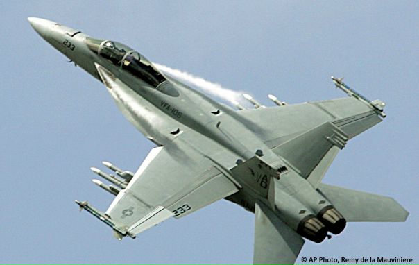 Истребитель F-18 с авианосца 