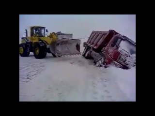 погрузчиком вытаскиваем камаз из снежного плена крайний север россии