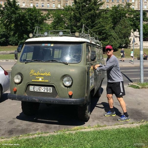 Том Хэнкс знает на чем лучше всего отправиться в поход 