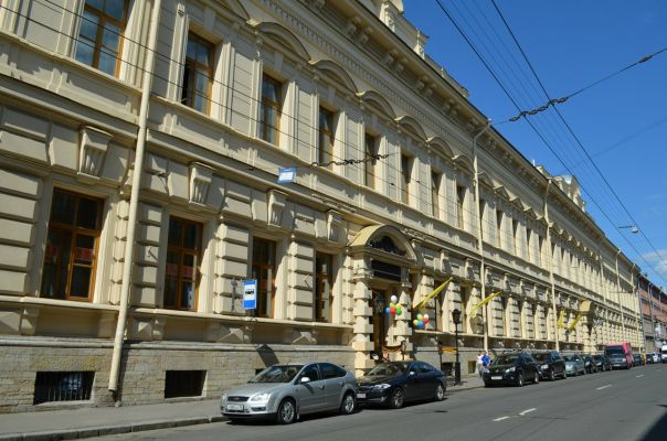 Казанская ул., 7<br><br>Предлагается в ПРОДАЖУ ГОТОВЫЙ БИЗЕС Lounge Bar Cafe с оборудованием и мебелью. <br>Выполнен дизайнерский ремонт, основная концепция закрытый клуб квартирного типа. Описание: хол-гардеробная, первый зал с барной стойкой, второй зал с танцполом и DJ пультом, третий зал с большим овальным столом, спальня, 4 санузла и душевая. Помещение находится в нежилом здании, нет ограничения на шум. <br><br>Основание: долгосрочная аренда встроенного нежилого помещения (до 2022 года): <br>Общая площадь: 220 м2 <br>Этаж: первый. Высота потолков: 2,5-5,4 м. <br>Мощность: мин 15 кВт, мах 50 кВт<br>Вход: отдельный.<br>Акустическая система Pioneer.<br>Санузлы: 4 туалета и душевая. <br>Лицензия на алкоголь.<br>Соседи: клуб SantaBarbara club, бар Barrel, Ирландский паб The Office Pub, коктейль бар Borodabar, кафе Warszawa, Prana bar, Кафе Стирка 40 , кафе Alice story, кафе La Cava, Тинькофф бар, Евразия, ресторан Terrassa, Рибай, ресторан МамаLыga.<br>Цена 6 мл.руб. - фото Фото: Казанская ул., 7<br><br>Предлагается в ПРОДАЖУ ГОТОВЫЙ БИЗЕС Lounge Bar Cafe с оборудованием и мебелью. <br>Выполнен дизайнерский ремонт, основная концепция закрытый клуб квартирного типа. Описание: хол-гардеробная, первый зал с барной стойкой, второй зал с танцполом и DJ пультом, третий зал с большим овальным столом, спальня, 4 санузла и душевая. Помещение находится в нежилом здании, нет ограничения на шум. <br><br>Основание: долгосрочная аренда встроенного нежилого помещения (до 2022 года): <br>Общая площадь: 220 м2 <br>Этаж: первый. Высота потолков: 2,5-5,4 м. <br>Мощность: мин 15 кВт, мах 50 кВт<br>Вход: отдельный.<br>Акустическая система Pioneer.<br>Санузлы: 4 туалета и душевая. <br>Лицензия на алкоголь.<br>Соседи: клуб SantaBarbara club, бар Barrel, Ирландский паб The Office Pub, коктейль бар Borodabar, кафе Warszawa, Prana bar, Кафе Стирка 40 , кафе Alice story, кафе La Cava, Тинькофф бар, Евразия, ресторан Terrassa, Рибай, ресторан МамаLыga.<br>Цена 6 мл.руб.