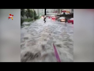 Москвич прокатился на вейкборде по лужам Красногорска