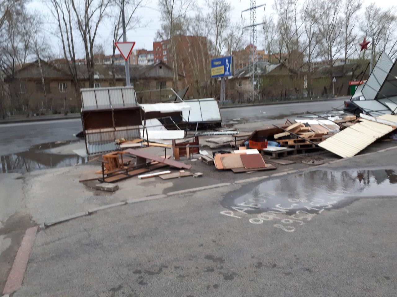 Непогода в Томске оставила без света жителей более 60 адресов Непогода в Томске оставила без света жителей более 60 адресов