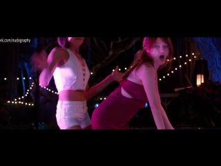 Танец - Анна Кендрик (Anna Kendrick), Обри Плаза (Aubrey Plaza) -