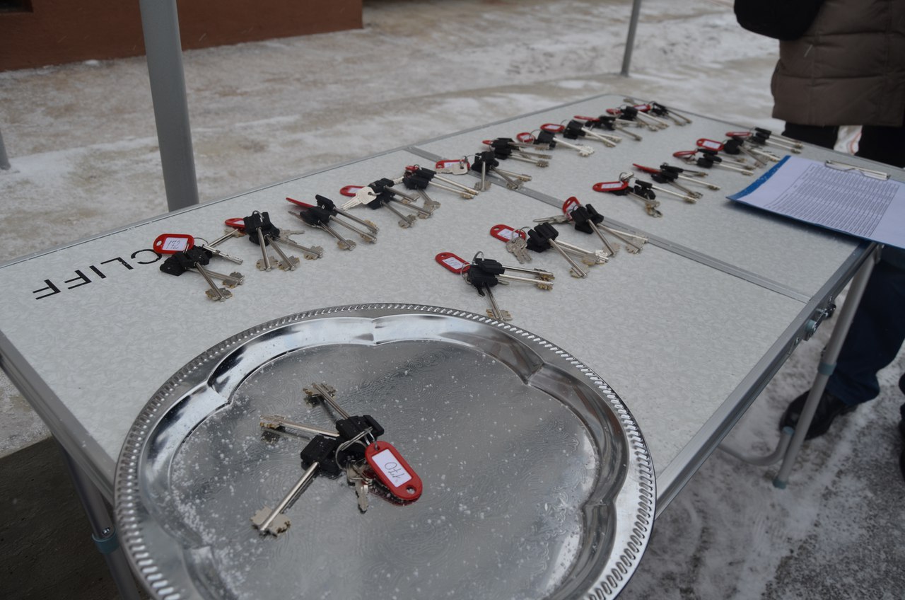 Балаковские сироты рады квартирам и в “сыроватом” доме