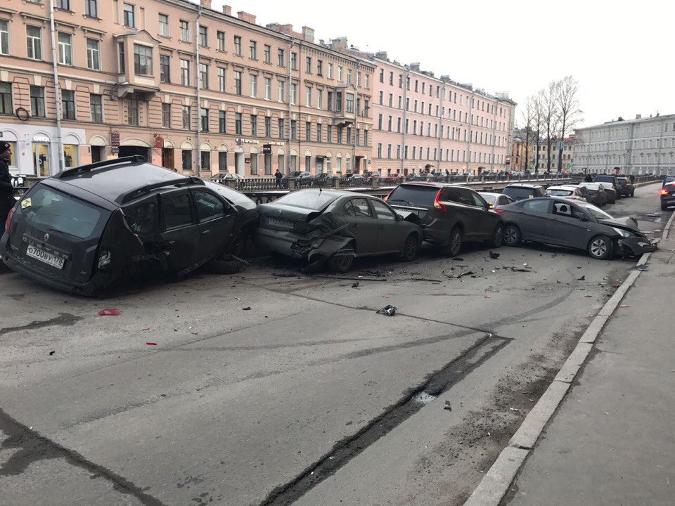 На канале Грибоедова один шофёр «собрал» 5 машин — Петербург На канале Грибоедова один шофёр «собрал» 5 машин — Петербург