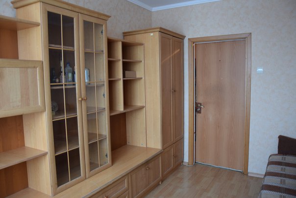 Кузьминки, МОСКВА <br>Ищу соседа с 11-12 ноя. на ДЛИТЕЛЬНЫЙ срок в изолированную комнату в двушке (вторую комнату снимаю я). От метро 450 метров, то есть 5 минут пешком, 9 этаж в 14-этажном доме. Комната 12 кв.м, на окнах стеклопакеты, небольшая стенка для одежды и вещей, компьютерный стол, стул и диван раскладной. <br>В квартире есть: wi-fi, стиральная машина, холодильник, микроволновка, сан. узел раздельный с полноценной ванной. В 5-7 минутах пешком большой парк Кузьминки. Также в шаговой доступности аптеки, кинотеатр и супермаркеты: Лента, Перекресток, Магнолия, Пятерочка, Дикси. <br>Хозяева хорошие, мозг не взрывают, плата раз в месяц и больше не тревожат вообще. <br> <br>ВАЖНО !!!! <br> ищу СТРОГО 1 ЧЕЛОВЕКА, СЛАВЯНИНА, 28-40 лет, дружелюбного и позитивного соседа, легкого в общении, с которым найдутся общие интересы, это обязательно! (унылые социофобы проходите мимо ). Предпочтительнее парни с небольшим количеством личных вещей, так как в шкафу места реально маловато, и там только полки, места для вешалок нет (для девушек будет очень неудобно). <br> не курящего, <br> без детей и животных, <br> платежеспособного и аккуратного, который в состоянии поддерживать порядок и чистоту в доме. <br> <br>Цена вопроса: 17 000 руб/мес + свет, вода, интернет (около 900 р.). <br>В этой квартире живу уже более 3 лет, сосед скоро съезжает. Естественно без комиссии и посредников, но нужен будет залог за 1 последний месяц. - фото Фото: Кузьминки, МОСКВА <br>Ищу соседа с 11-12 ноя. на ДЛИТЕЛЬНЫЙ срок в изолированную комнату в двушке (вторую комнату снимаю я). От метро 450 метров, то есть 5 минут пешком, 9 этаж в 14-этажном доме. Комната 12 кв.м, на окнах стеклопакеты, небольшая стенка для одежды и вещей, компьютерный стол, стул и диван раскладной. <br>В квартире есть: wi-fi, стиральная машина, холодильник, микроволновка, сан. узел раздельный с полноценной ванной. В 5-7 минутах пешком большой парк Кузьминки. Также в шаговой доступности аптеки, кинотеатр и супермаркеты: Лента, Перекресток, Магнолия, Пятерочка, Дикси. <br>Хозяева хорошие, мозг не взрывают, плата раз в месяц и больше не тревожат вообще. <br> <br>ВАЖНО !!!! <br> ищу СТРОГО 1 ЧЕЛОВЕКА, СЛАВЯНИНА, 28-40 лет, дружелюбного и позитивного соседа, легкого в общении, с которым найдутся общие интересы, это обязательно! (унылые социофобы проходите мимо ). Предпочтительнее парни с небольшим количеством личных вещей, так как в шкафу места реально маловато, и там только полки, места для вешалок нет (для девушек будет очень неудобно). <br> не курящего, <br> без детей и животных, <br> платежеспособного и аккуратного, который в состоянии поддерживать порядок и чистоту в доме. <br> <br>Цена вопроса: 17 000 руб/мес + свет, вода, интернет (около 900 р.). <br>В этой квартире живу уже более 3 лет, сосед скоро съезжает. Естественно без комиссии и посредников, но нужен будет залог за 1 последний месяц.