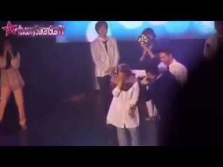 Gadis Melayu bertudung dipeluk & dicium artis lelaki Kpop B1A4 кфк