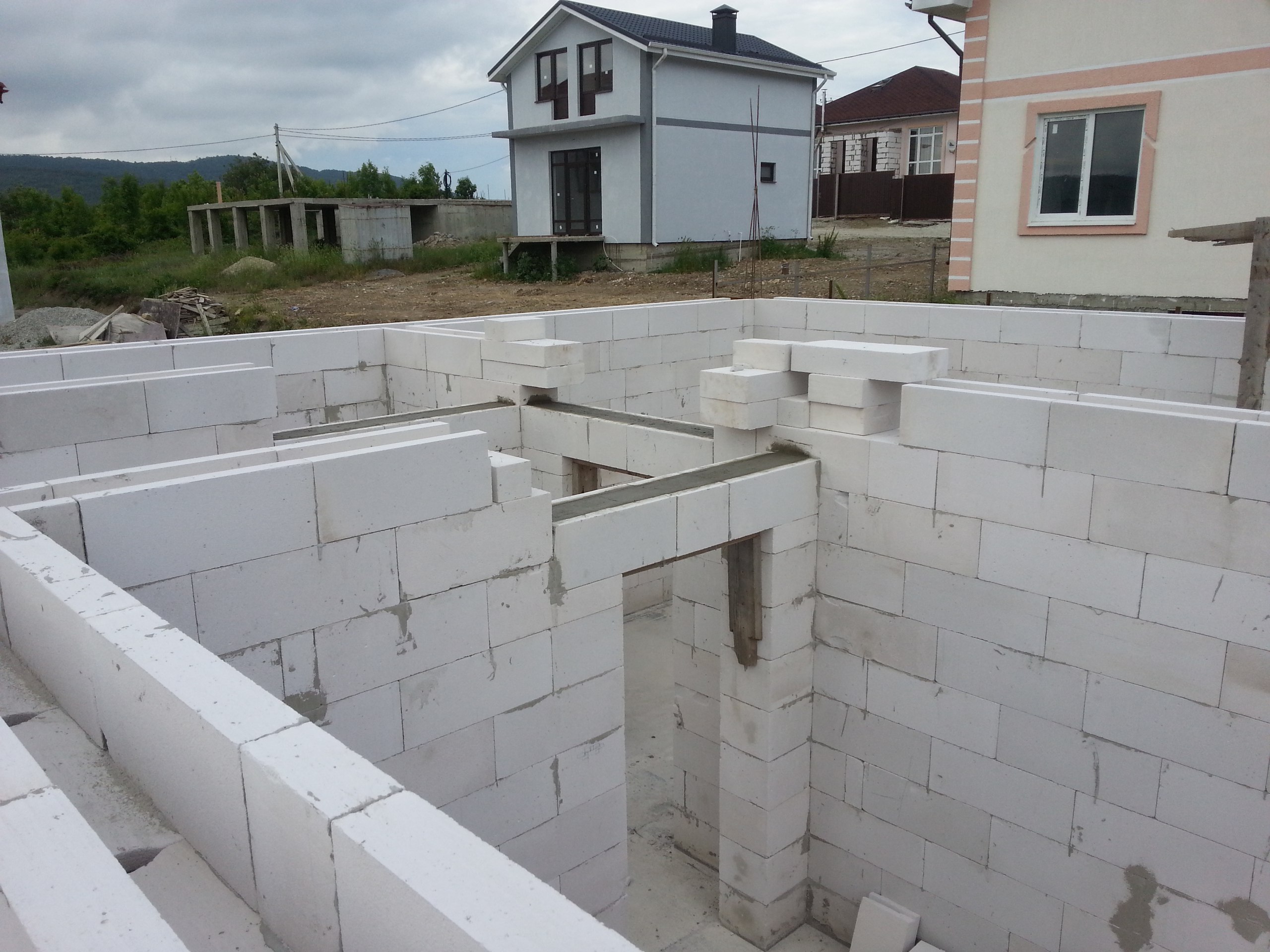 Армопояс вместо перемычек над окнами газобетон