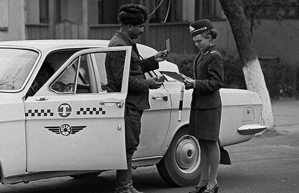 Проверка документов на дороге инспектором ГАИ СССР, 70-е годы 