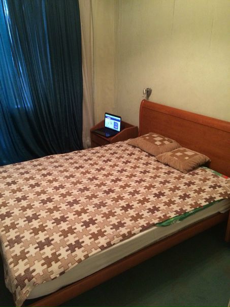 Фото: БЕЗ КОМИССИИ!!! <br>Комната в 3-к квартире, Мытищи, ул. Фрунзе 1к1. <br>Метро Комсомольская - 25 мин на электричке, ВДНХ - 20 мин на маршрутке. <br>В квартире - плита, стиральная машина, холодильник, микроволновая печь, шкафы, WI-FI. Санузел раздельный. <br>В комнате - большая двуспальная кровать, балкон. <br>Цена - 12000 рублей (+депозит 12000), дополнительно только свет и интернет - 350 рублей. <br>Проживание без владельцев, в квартире живут молодые парень-девушка и парень. <br>Славянам!Срочно! <br>8 (916) 406-95-98 Артем.