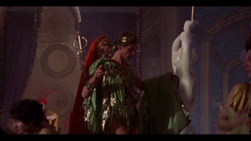 opitnie-kaligula-zasunuli-ruku-aktrisi-teh