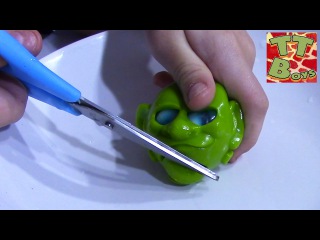РЕЖЕМ ИГРУШКИ Что внутри Антистресса? Игры с ножницами Видео для детей