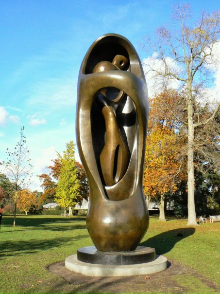 Генри Мур (Henry Moore) является одним из самых известных скульпторов-монументалистов в современном искусстве. Мур отказался от традиций репрезентативной викторианской скульптуры и экспериментировал с кубизмом, затем продолжил создавать модернистские работы всё более абстрактного характера. Его эксперименты с материалами, пространством и формой открыли путь новому типу фигуративной скульптуры в Великобритании. #erarta_books