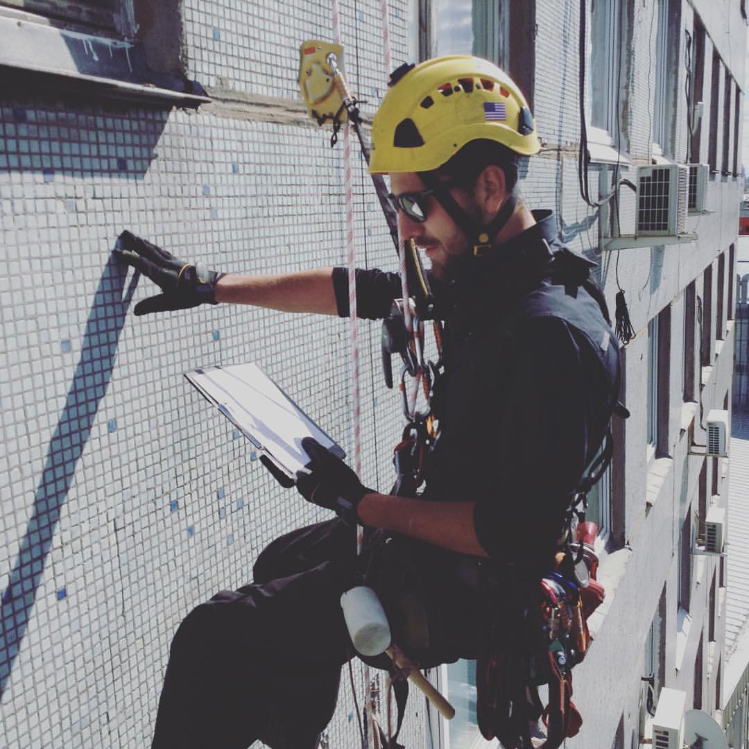 Промальпфорум. Промышленый альпинизм. Верхолаз на столбе. Промальпфорум. Спасработы промальп.