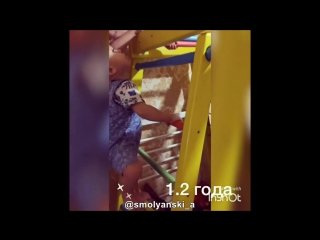 Деревянный Теремок желтый. Малыш 1,2 года учится лазать по шведской стенке