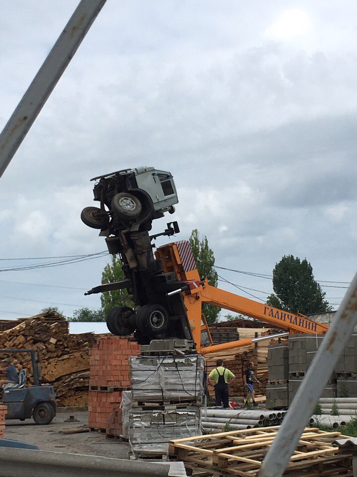 В Таганроге автокран встал «на дыбы»
