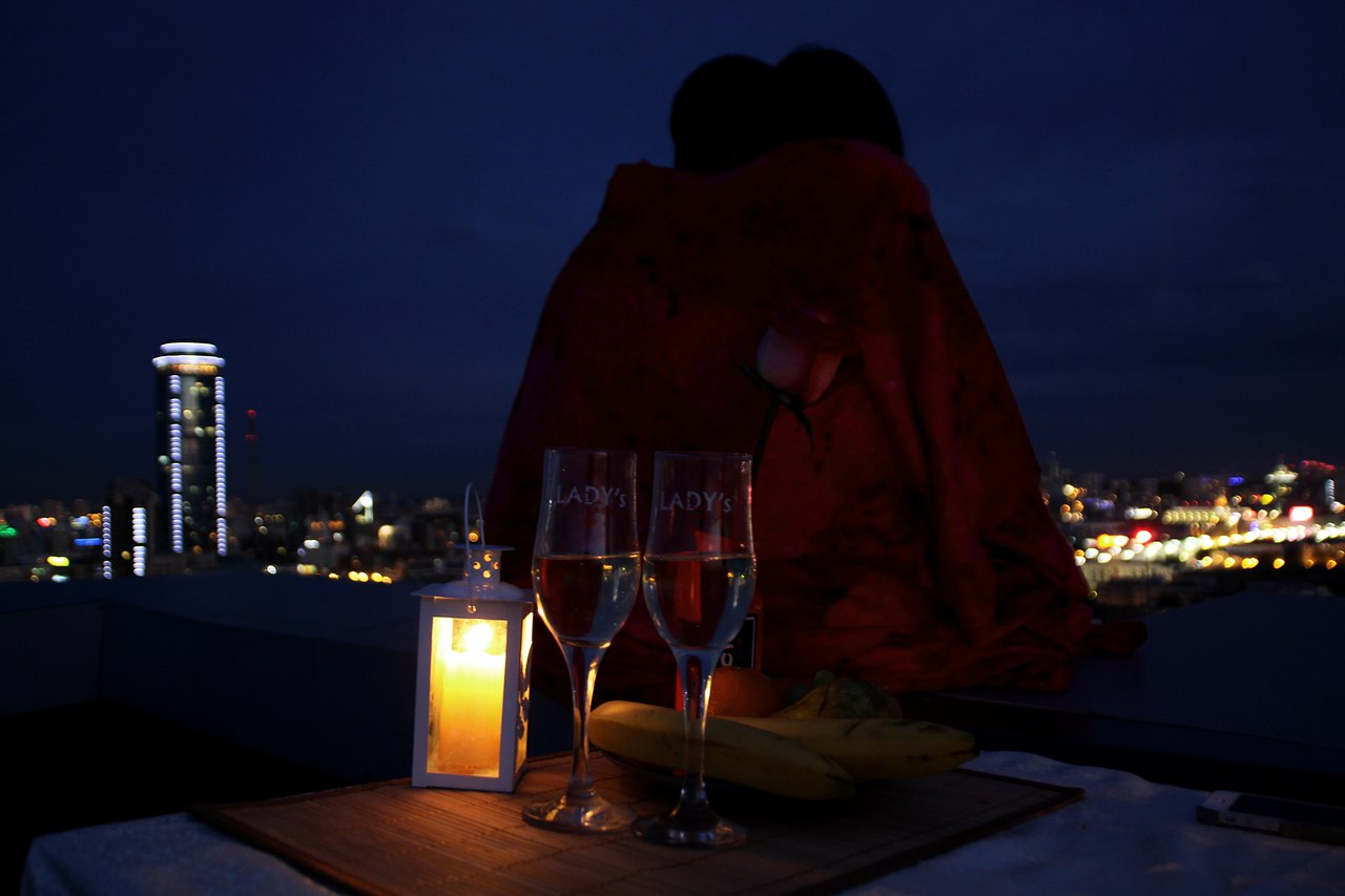 Зачем красные огни на крышах домов