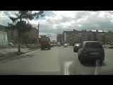 Омск.Белая газель,видимо отказ тормозов!Знак снёс, но на видео не видно из поля зрения камеры ушло )