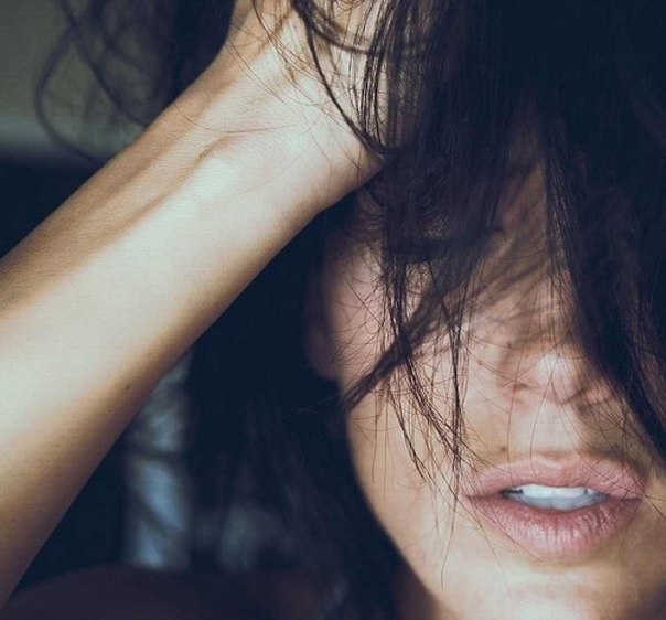 foto-devushek-bryunetok-chtobi-ne-vidno-bilo-litsa-porno-v-poze-naezdnitsa-so-stroynimi